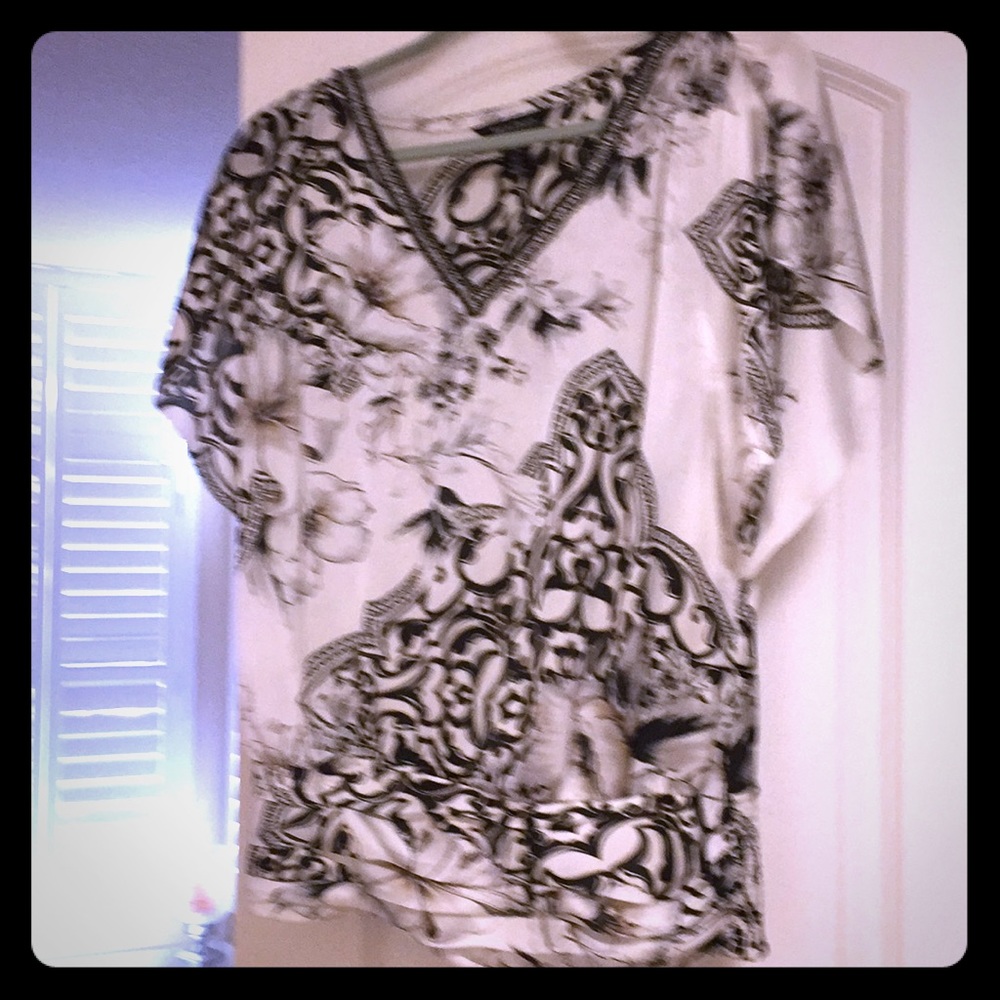 The limited Oversized blouse with a touch of beige